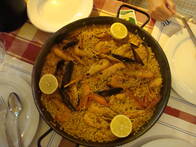 Paella - Eine Paella ist ein spanisches Reisgericht aus der Pfanne und das Nationalgericht der Region Valencia und der spanischen Ostküste.